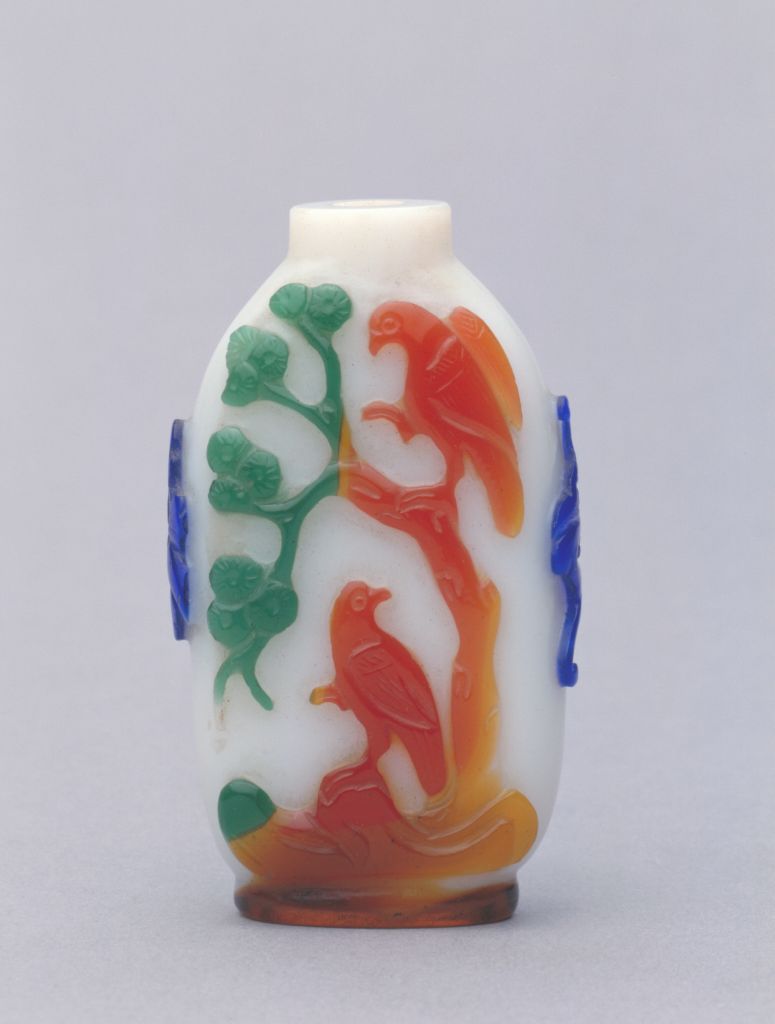 图片[1]-White set polychrome glass flower and bird diagram snuff bottle-China Archive